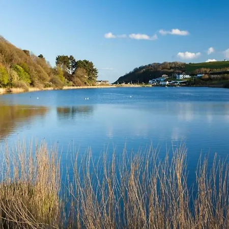 The Palm House - Minutes From The Beach! Falmouth