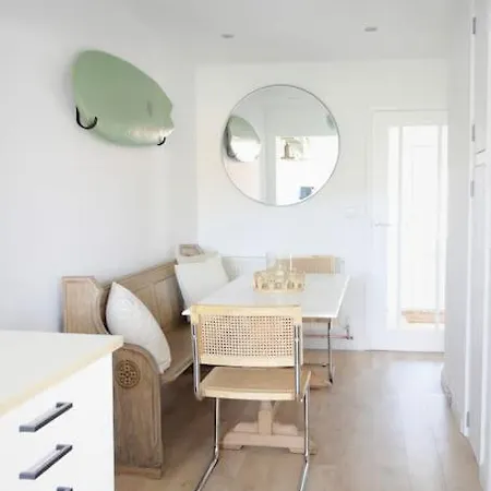 The Palm House - Minutes From The Beach! Holiday home