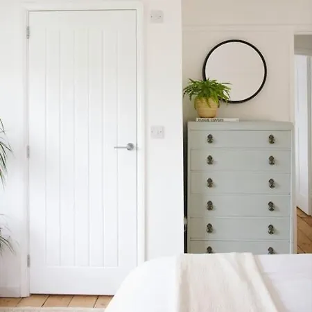 Holiday home The Palm House - Minutes From The Beach! *