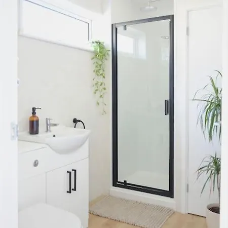 Holiday home The Palm House - Minutes From The Beach! *